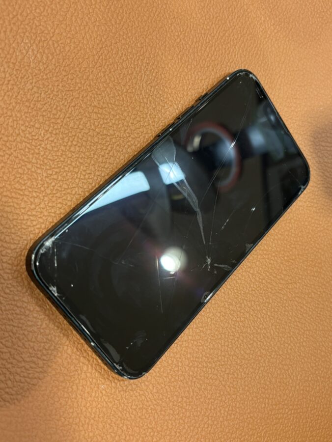 落としたら画面が割れてしまったiPhone13の画面交換修理を行いました。【スマホ修理工房仙台パルコ2店】
