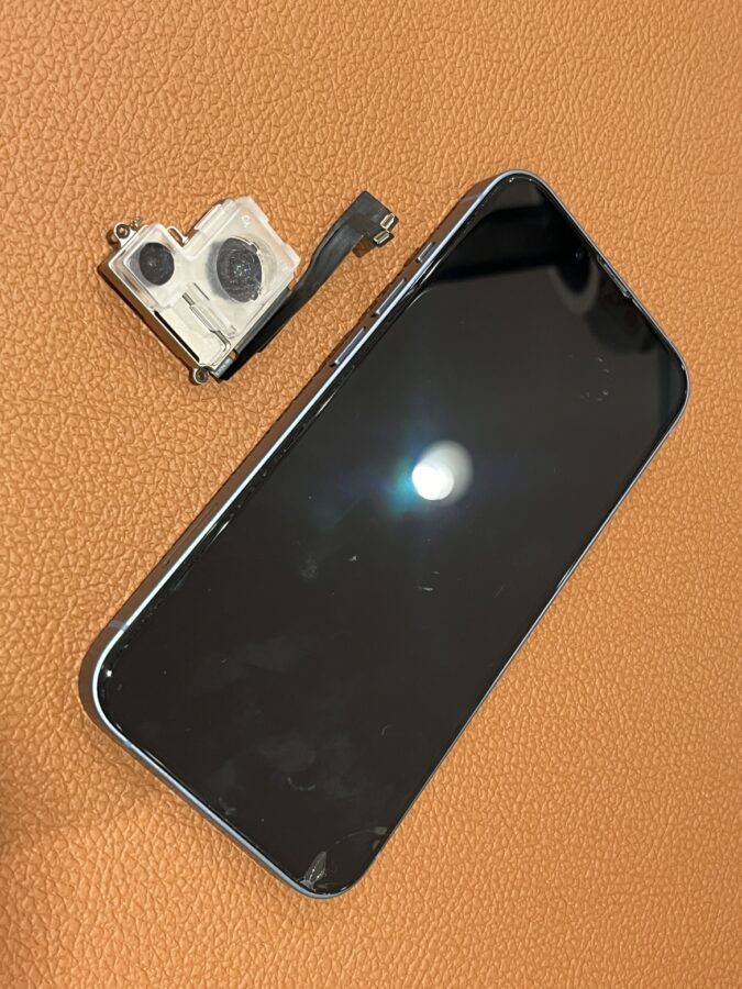 カメラを起動すると黒いシミが見えるiPhone14 アウトカメラの交換修理をさせて頂きました。【スマホ修理工房仙台パルコ2店】