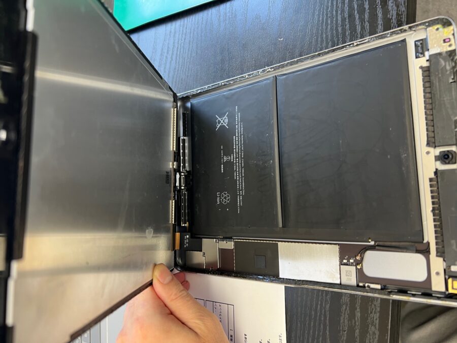 【スマホ修理工房上野店】iPad Air2 バッテリー交換　膨張の修理を承りました！