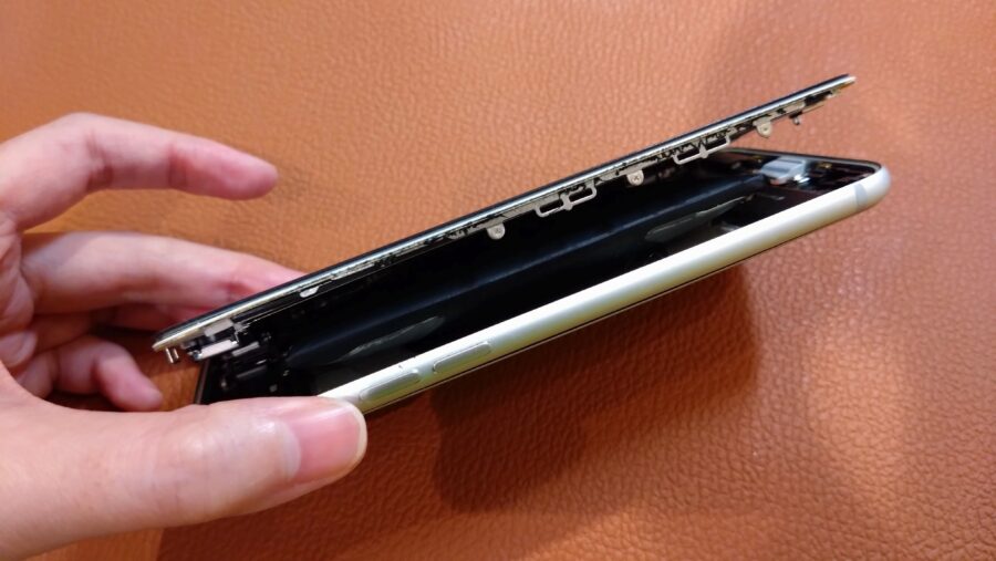 バッテリー膨張で内部が見えてしまうiPhone8のバッテリー交換修理を行いました【スマホ修理工房仙台パルコ2店】