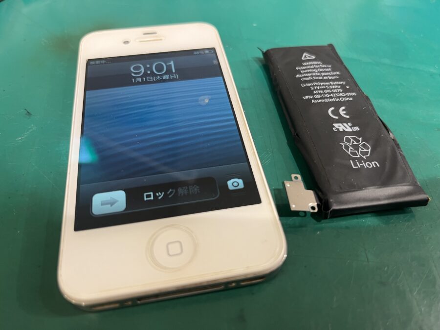 10年もののiPhone4S（アイフォン）もさすがにバッテリー膨張?修理交換は【スマホ修理工房新宿PePe店】へ！