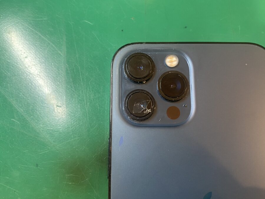 iPhoneのカメラレンズガラス割れの即日修理なら【スマホ修理工房新宿PePe店】へ！