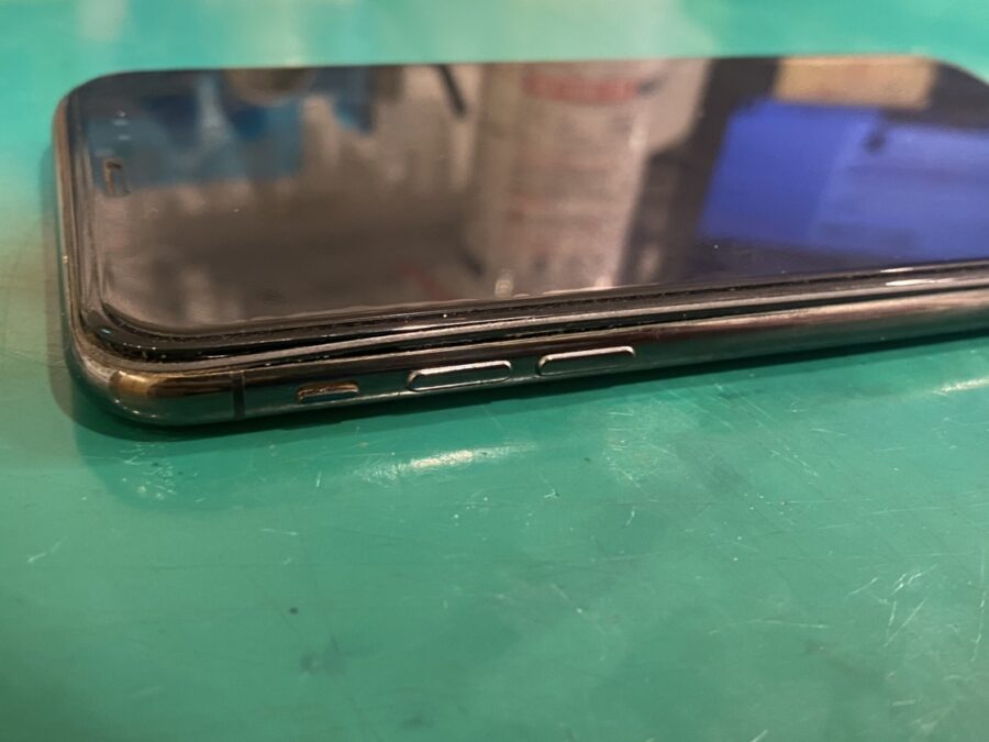 ケースをつけてたら気づけない！？バッテリー膨張のサインはこれ！iPhoneX バッテリー交換【スマホ修理工房新宿PePe店】