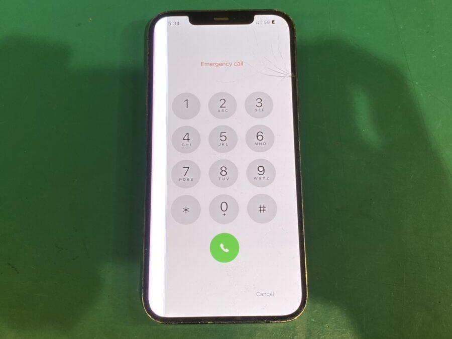 iPhoneの画面に縦線が入ったときは【スマホ修理工房新宿PePe店】で即日画面交換修理が可能です！iPhone12Pro