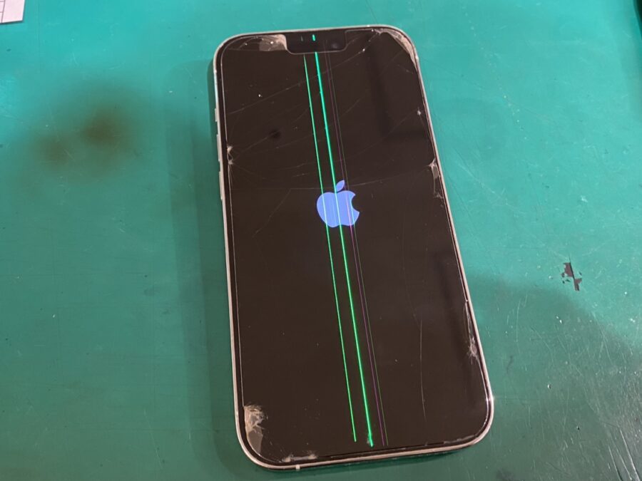 iPhoneの画面に縦線が入ってしまった時の対処法。最短30分✨iPhone14Pro 画面交換【スマホ修理工房新宿PePe店】