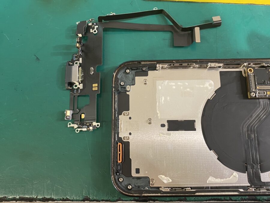 ケーブルを買い直しても充電が出来ない！iPhone充電コネクター交換の即日対応なら【スマホ修理工房新宿PePe店】へどうぞ