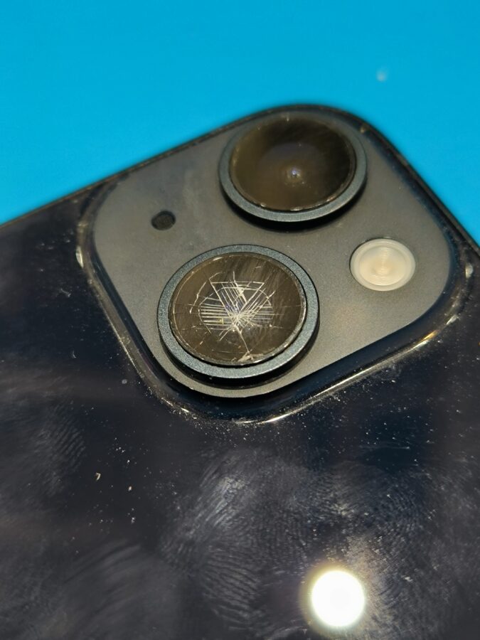 iPhone14のカメラレンズが割れた！？?そんな時は最短即日・データそのままで修理の「スマホ修理工房池袋P'パルコ本店」へ！