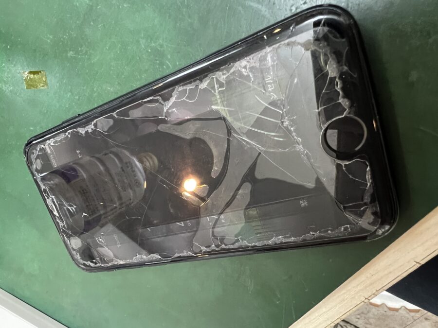 iPhone SE3の液晶交換のご依頼をいただきました！アイフォンでお困りの際は【スマホ修理工房葛西店】へお任せください！