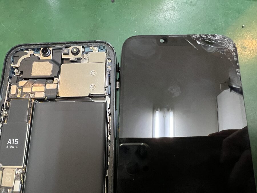 iPhone13の液晶交換のご依頼をいただきました！アイフォンでお困りの際は【スマホ修理工房葛西店】へお任せください！