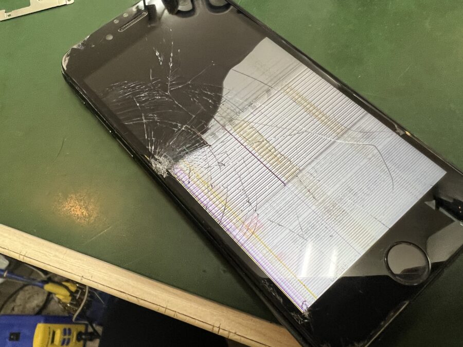 iPhone SE 第三世代の液晶交換のご依頼をいただきました！