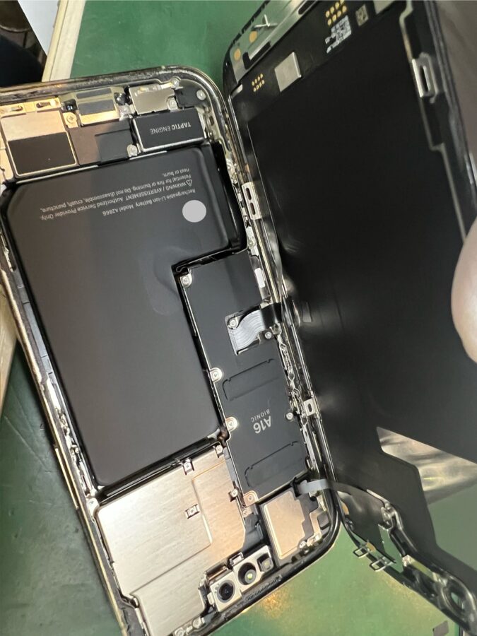 iPhone 14 Proのバッテリー交換のご依頼をいただきました！アイフォンでお困りの際は【スマホ修理工房葛西店】へ