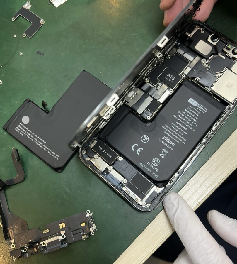 iPhone 13 Proの充電口とバッテリー交換のご依頼をいただきました！
