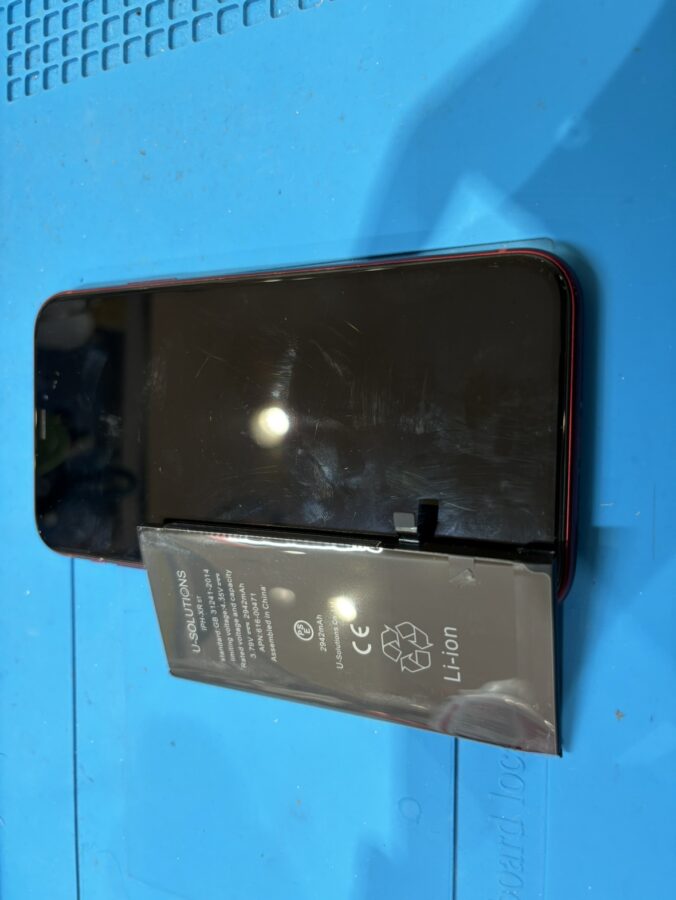 バッテリーの減りが早いiPhoneXR(アイフォン)のバッテリー交換修理を行いました【スマホ修理工房仙台PARCO2店】