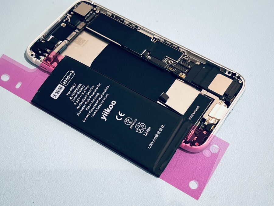 バッテリーの最大容量が82％で充電の減りが早い！iPhoneSE第二世代(アイフォン)のバッテリー交換修理を行いました！