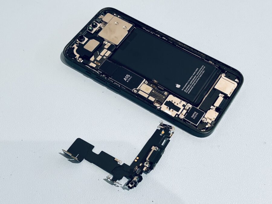 マイクに雑音が入る！iPhone13(アイフォン13)の充電コネクタ交換修理を行いました！