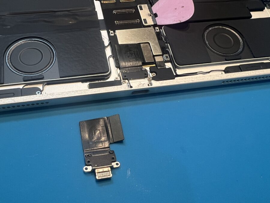 iPad Pro12.9第4世代(アイパッドプロ12.9)の充電コネクター交換修理を行いました！