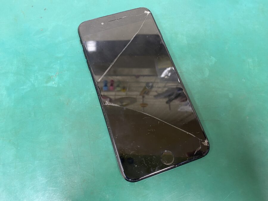 江東区西大島、亀戸近くのスマホ修理店！iPhone7(アイフォン)バッテリーの膨張＆画面破損。