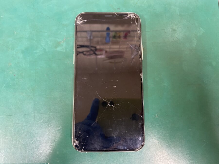 江東区西大島、亀戸近くのスマホ修理店！iPhoneX(アイフォン)画面が割れてしまった。操作も出来なくてデータ移行が出来ない。。