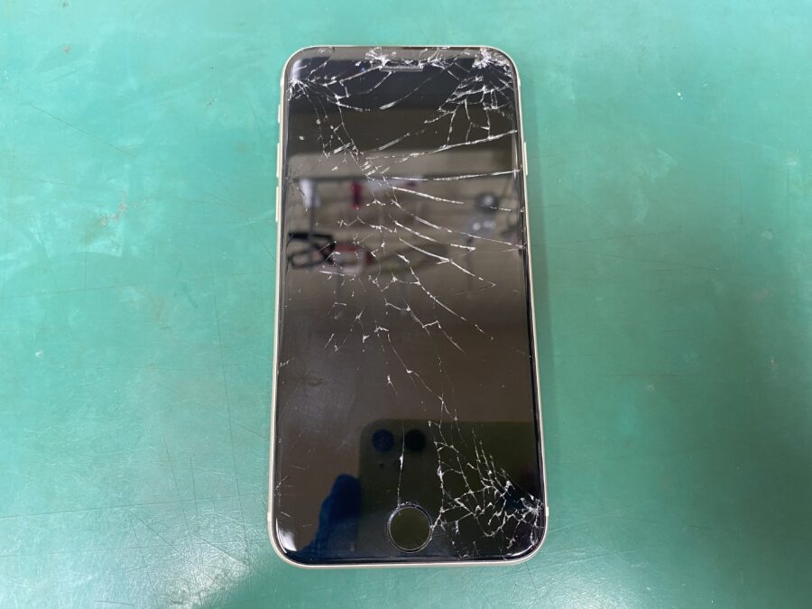 江東区西大島、亀戸近くのスマホ修理店！iPhoneSE第3世代(アイフォン)画面がバキバキに割れた。