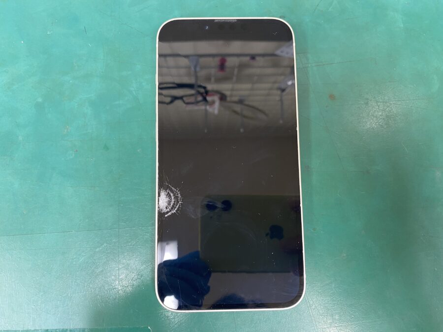 江東区西大島、亀戸近くのスマホ修理店！iPhone14(アイフォン)画面が壊れて映らない。
