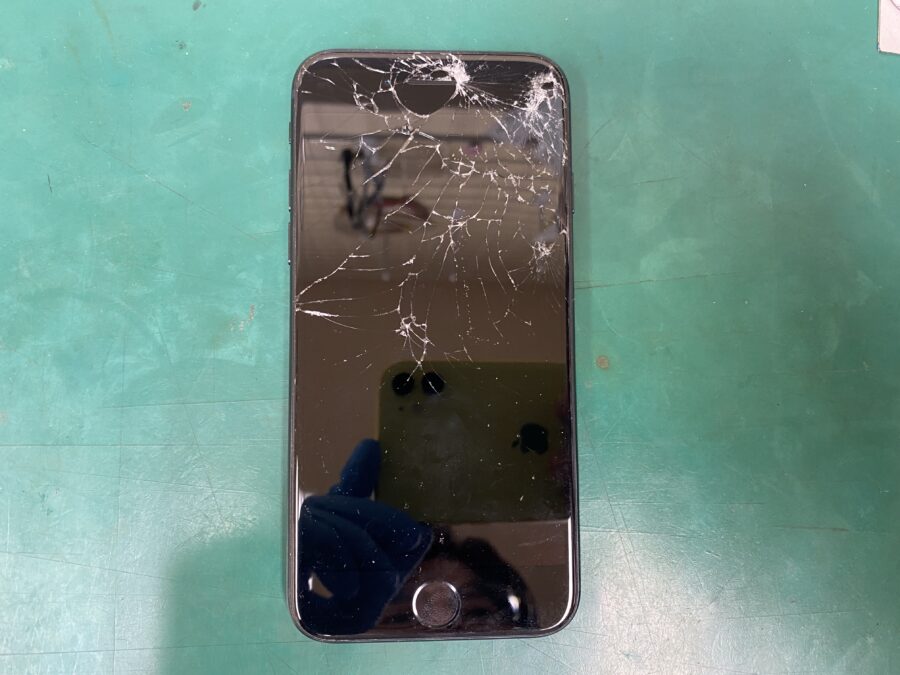 江東区西大島、亀戸近くのスマホ修理店！iPhoneSE第3世代(アイフォン)画面が割れた。