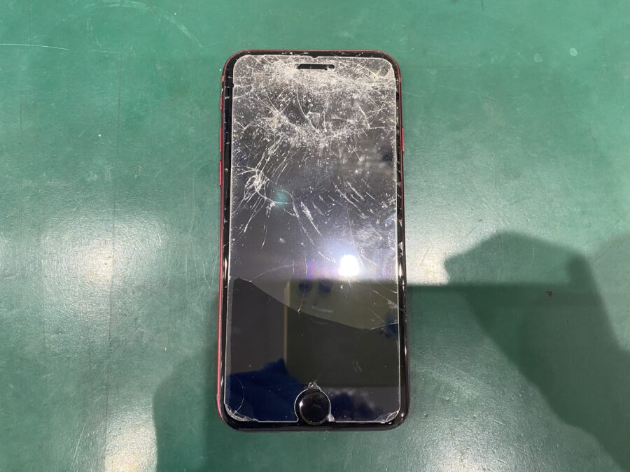 江東区西大島、亀戸近くのスマホ修理店！iPhoneSE3(アイフォン)液晶破損。