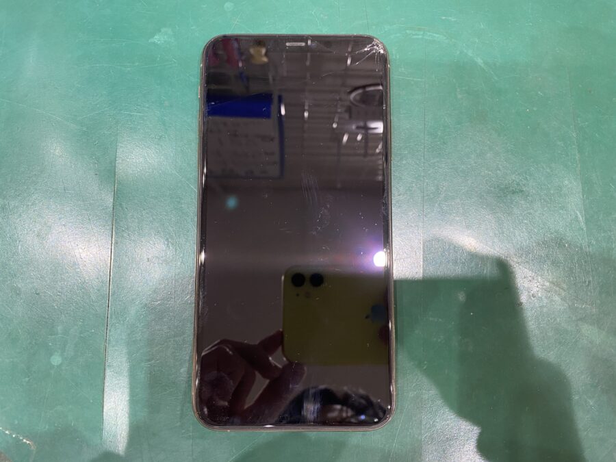 江東区西大島、亀戸近くのスマホ修理店！iPhone11ProMax(アイフォン)画面割れ。顔認証(FaceID)が使えなくなった