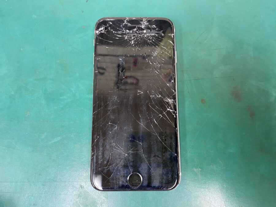 江東区西大島、亀戸近くのスマホ修理店！iPhoneSE2(アイフォン)ガラス割れて液晶も映らない。