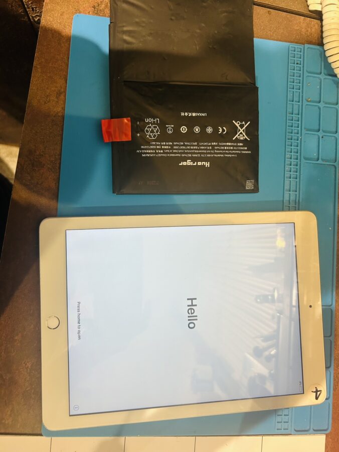 iPad第7世代（アイパッド7）バッテリー交換修理　データそのまま、即日修理のスマホ修理工房渋谷店。。。