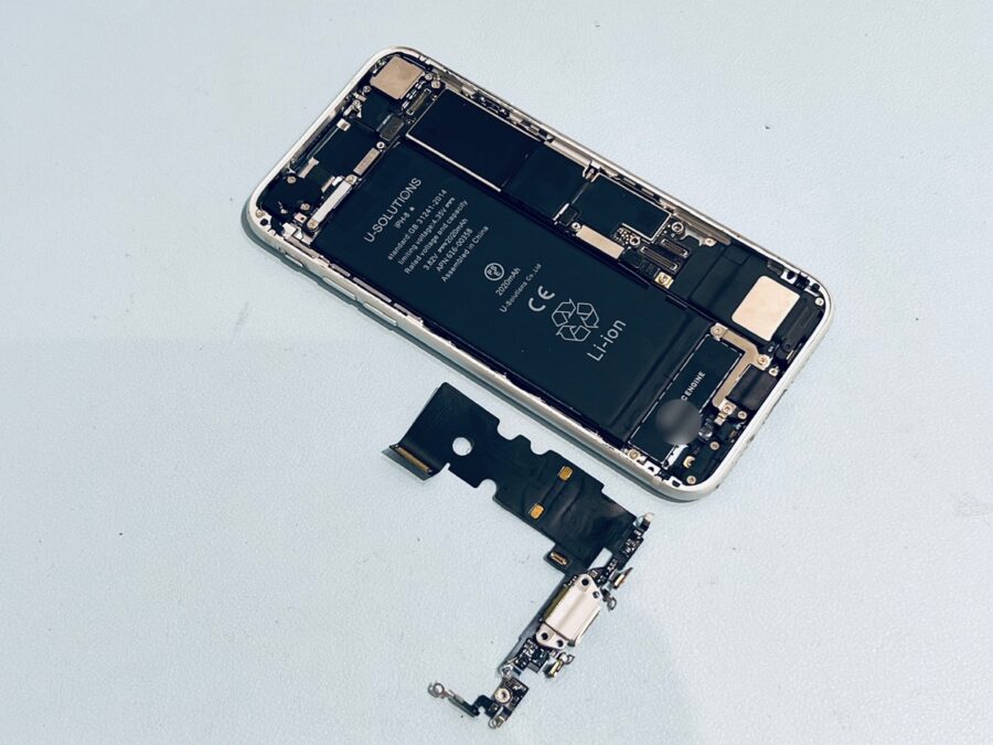 充電ケーブルが簡単に抜けてしまう！iPhone8(アイフォン8)の充電コネクター交換修理を行いました！