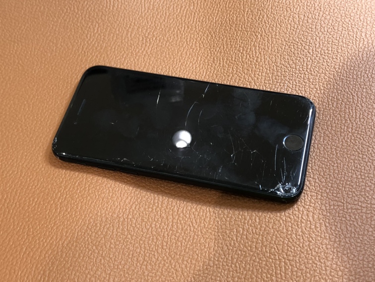 画面が割れてしまったiPhoneSE第三世代(アイフォンエスイー)の画面交換修理を行いました。