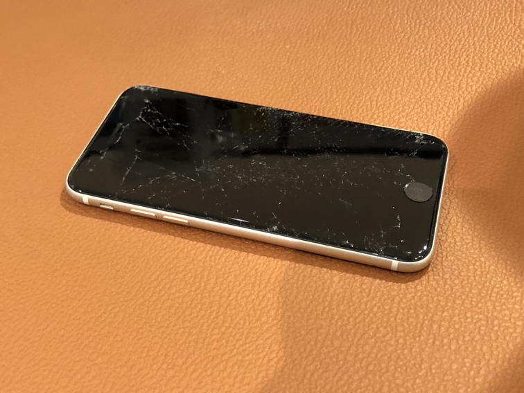画面が割れて操作が出来なくなったiPhoneSE第三世代の画面交換修理を行いました。【スマホ修理工房仙台パルコ2店】