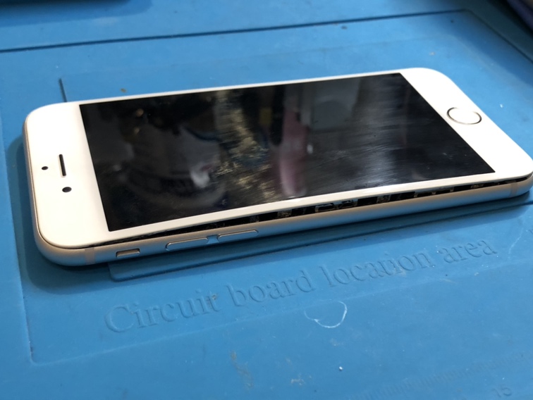 バッテリーが膨らみ、画面が浮いてきているiPhone6sのバッテリー交換修理を行いました【スマホ修理工房仙台パルコ2店】
