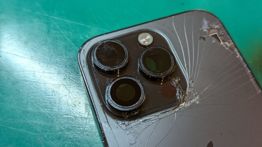 カメラについているガラスが割れた！iPhone14Pro（アイフォン）のレンズガラス交換も【スマホ修理工房新宿PePe店】へ！
