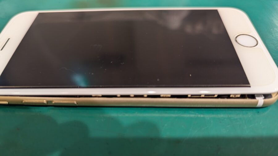長年ご愛用頂いていたiPhone6（アイフォン）がついにバッテリー膨張！【スマホ修理工房新宿ペペ店】にお任せを！