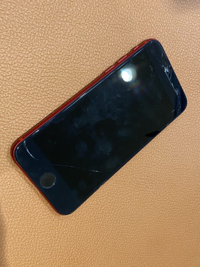 画面に亀裂が入ってしまったiPhoneSE2(アイフォン)の修理を行いました【スマホ修理工房仙台PARCO2店】