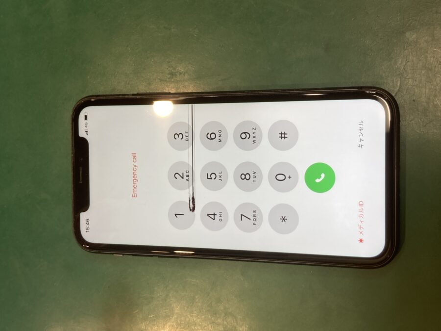 iPhone11 液晶画面に変な模様が！？