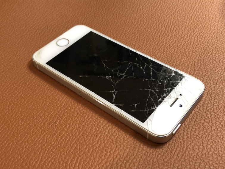 画面のガラスが割れているiPhone5s(アイフォンファイブエス)の修理を行いました【スマホ修理工房仙台PARCO2店】