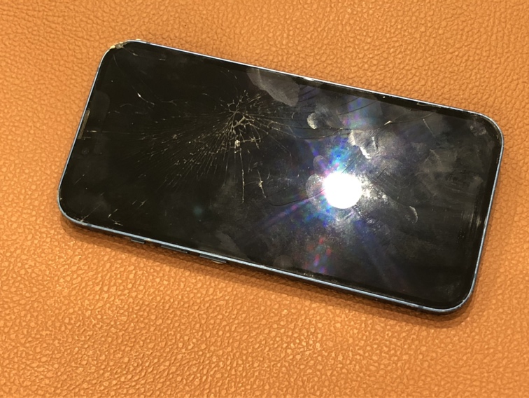 落として画面が割れてしまったiPhone13(アイフォンサーティーン)の画面交換修理を行いました
