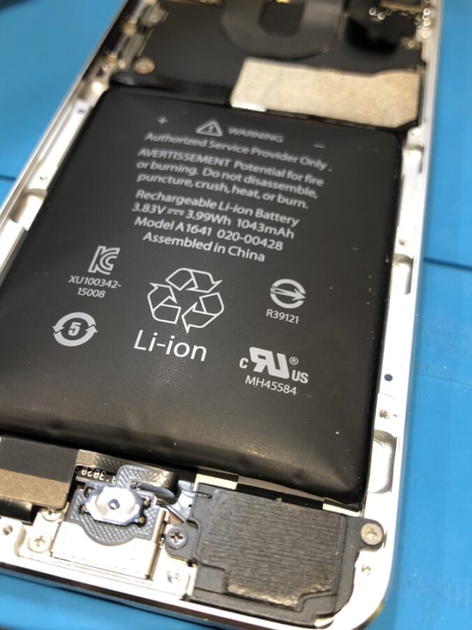 バッテリーが膨張してしまったiPodTouch第七世代(アイポッドタッチ)のバッテリー交換修理を行いました