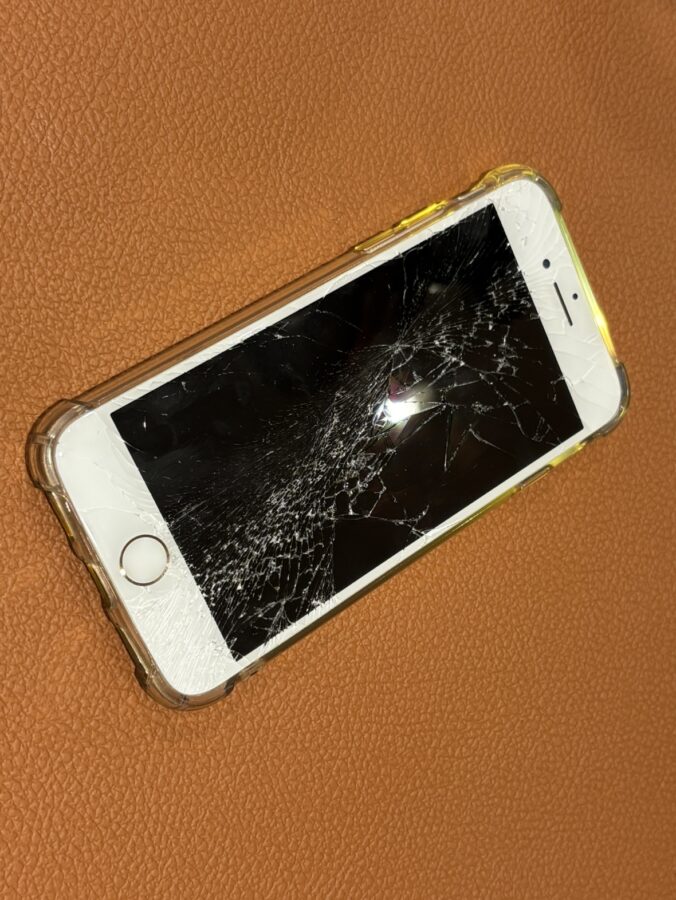画面がバキバキに割れてしまったiPhone8の画面の交換修理を行いました【スマホ修理工房仙台PARCO2店】