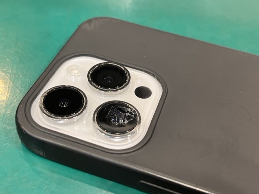 iPhone14Pro(アイフォン)のカメラレンズガラス割れ6600円♪【スマホ修理工房新宿PePe店】で最短30分〜