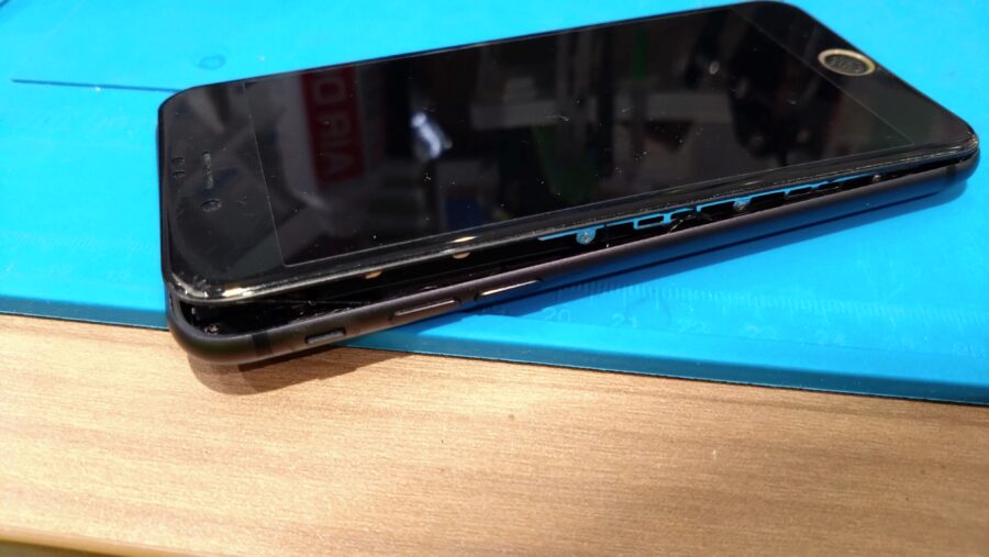 バッテリーが膨張しているiPhoneSE2(アイフォン)のバッテリー交換修理を行いました
