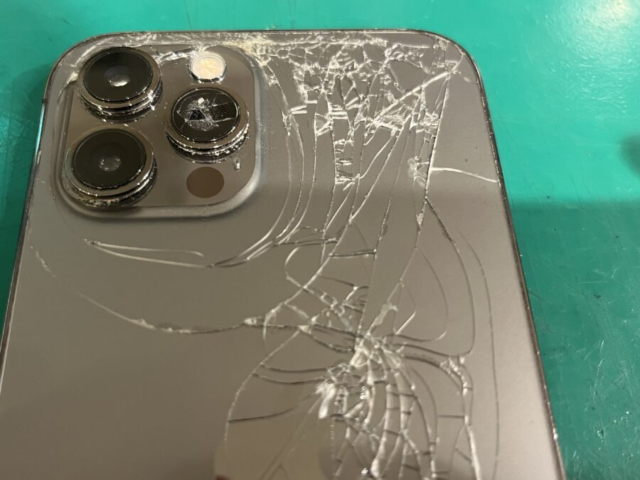 iPhone12Pro(アイフォン) 背面ガラス割れ作業時間120分から?【スマホ修理工房新宿PePe店】でお問い合わせく