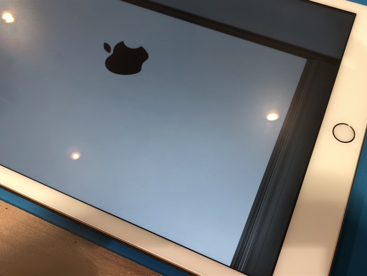 踏みつけてしまって液晶不良が起きたiPad第7世代(アイパッド)の修理を行いました【スマホ修理工房仙台PARCO2店】