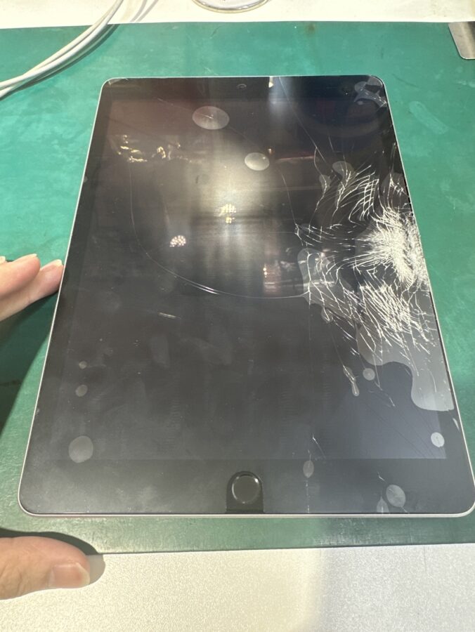 iPad9（アイパッド）画面がバキバキ？！即日修理出来ますよ！！【スマホ修理工房 ココリア多摩センター店】