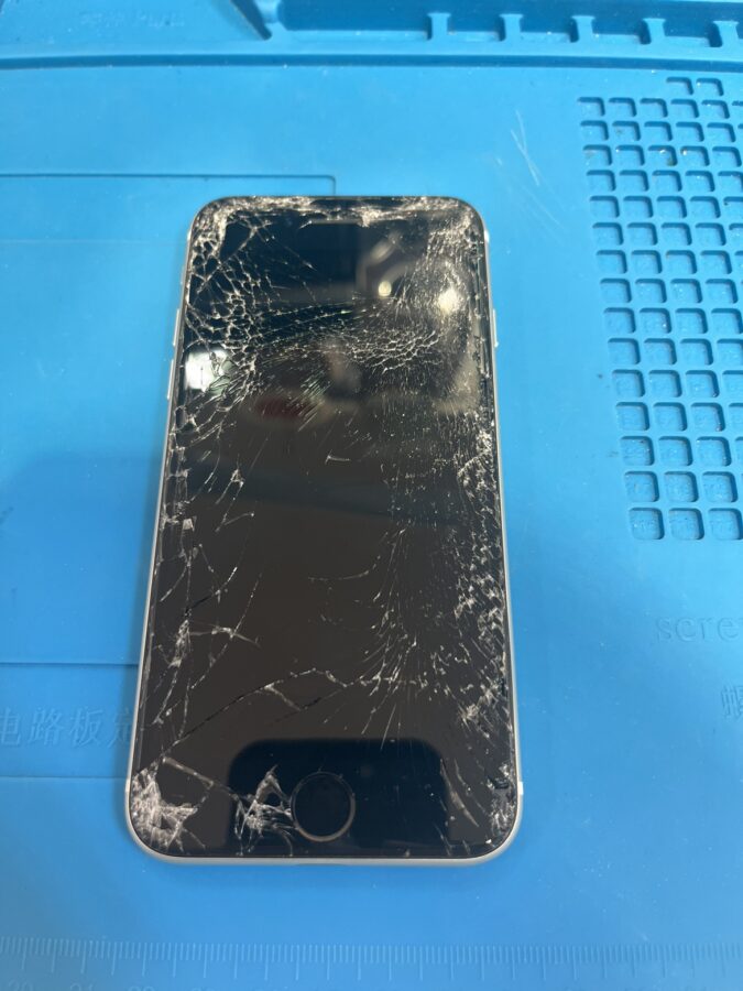 iPhoneSE2（アイフォン）画面が映らない！そんな時はご相談ください！【スマホ修理工房ココリア多摩センター店】