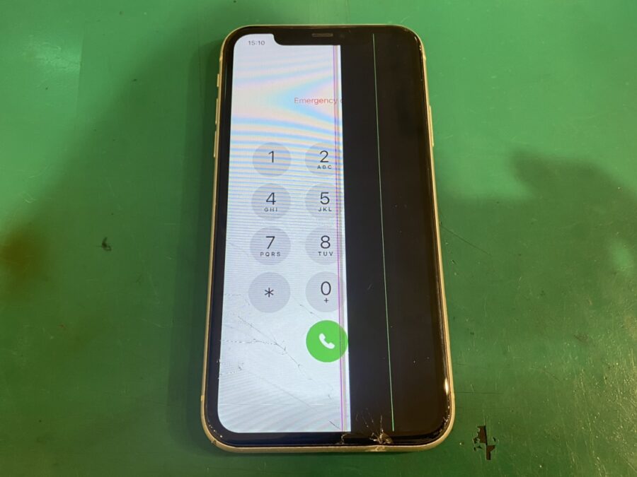 画面半分が真っ黒になってしまったiPhone11は【スマホ修理工房新宿ペペ店】で即日修理！！✨