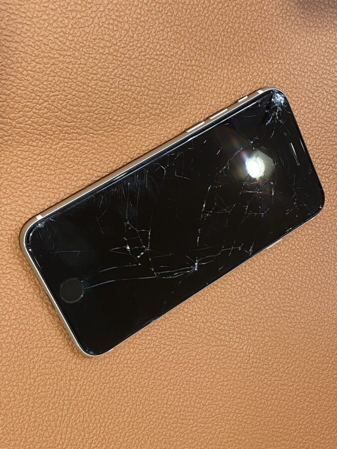 画面が割れてしまったiPhoneSE2(アイフォン)の修理を行いました【スマホ修理工房仙台PARCO2店】