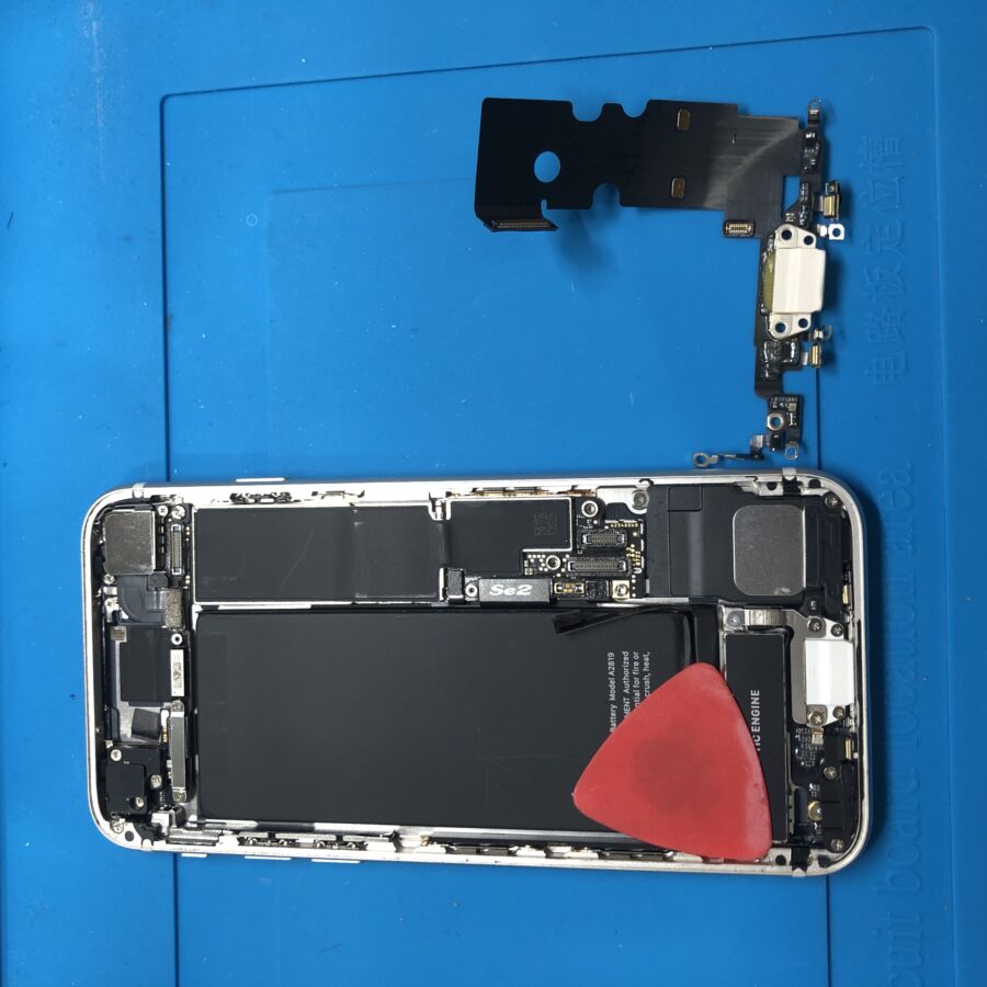 iPhoneSE3 (アイフォンSE3)のドックコネクタ交換修理は、「スマホ修理工房池袋P’パルコ店」まで！